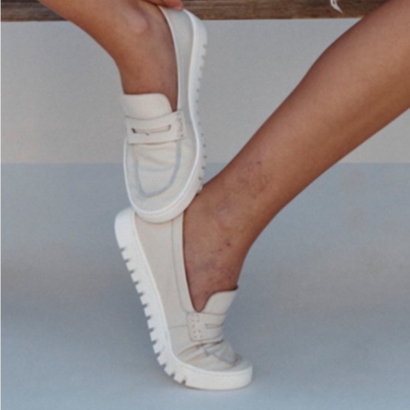 FLASH SALE- Vionic uptown loafer Silver size 7..5 nwot - Picture 2 of 9